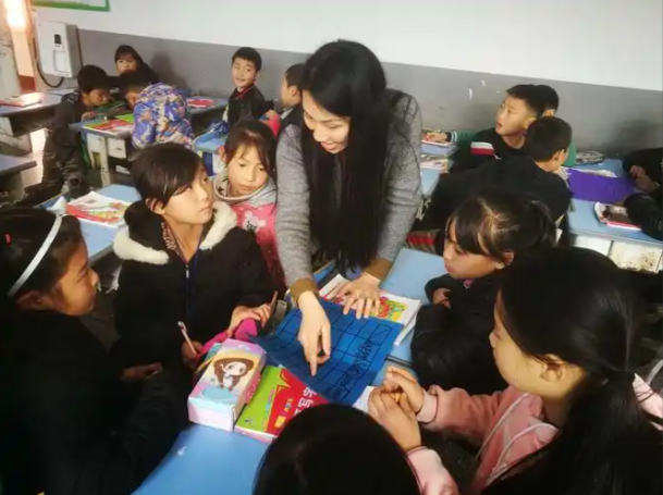 到校与留守儿童交流校园教师接力关怀用爱心填补空缺 到校与留守儿童交流校园教师接力关怀用爱心填补空缺