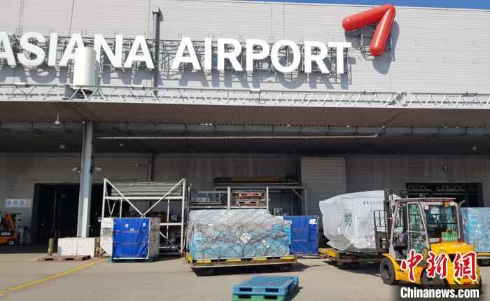50万只口罩准备抵达首尔。东航供图 有谊无“疫”!东航紧急把上海市捐赠韩国大邱、庆北地区的50万只口罩运至首尔