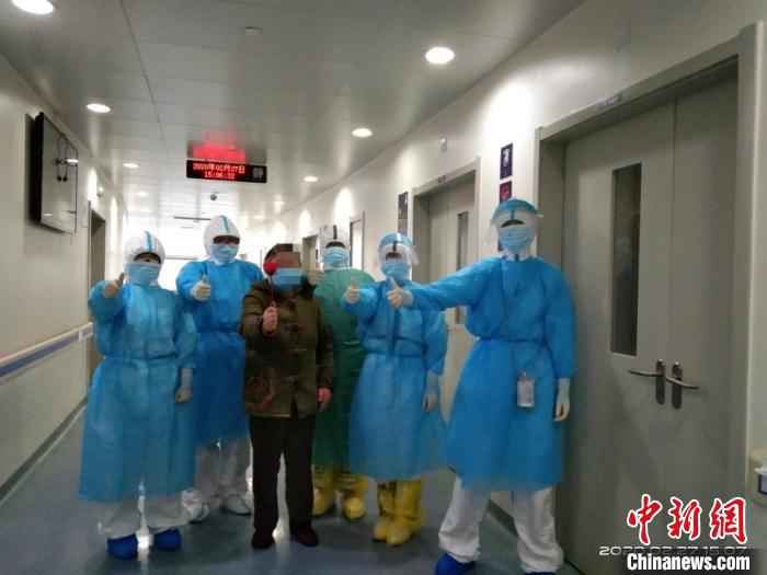 图为,病人出院时与山东大学齐鲁医院医护人员合影。山东大学齐鲁医院供图 山东支援湖北医疗队队员的“囧事”