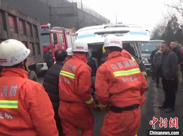 运钞车驾驶人获救之后被抬上救护车送往医院。 周洋 摄 山西灵石:运钞车与货车相撞致驾驶人被困