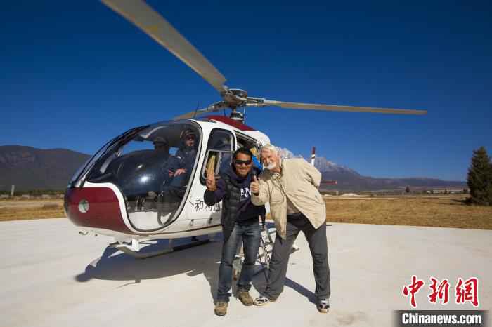 图为黄大象与Corrado Politi飞越丽江玉龙雪山。 黄大象供图 摄 云南旅行达人与意大利“老哥”的相互鼓励:“一起加油”