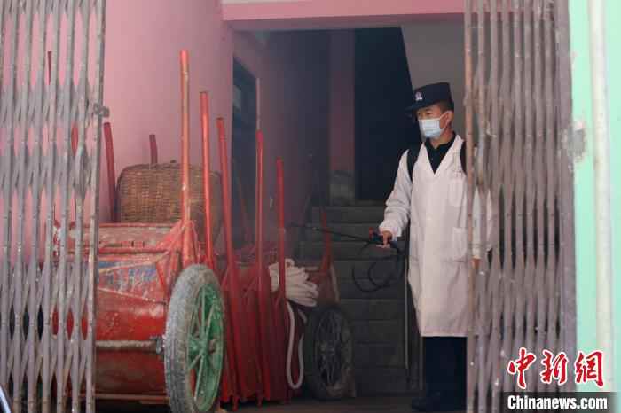 图为边检站民警定期对樟木口岸工人住宿区域进行消毒。 邹兴国 摄 中尼边境樟木口岸开展爱国卫生运动 助力疫情防控