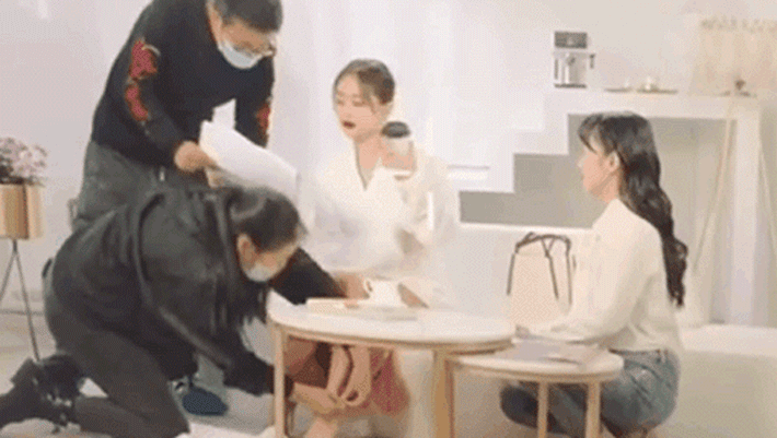 广告导演回应助理跪地为王子文穿鞋:为了黑而黑