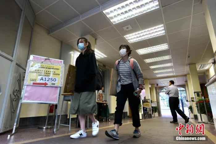 资料图:4月24日,香港中学文凭试开考。中新社记者 李志华 摄 “香港高考”现荒谬考题 被斥“引导学生做汉奸”