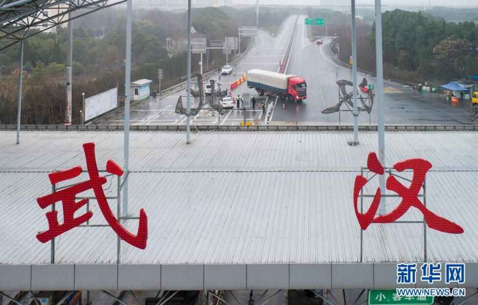 新华网评:风雨压不垮 苦难中开花