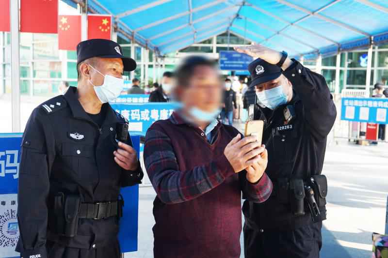 二维码里的广州春运安保:民警为无智能手机老人解决扫码难题