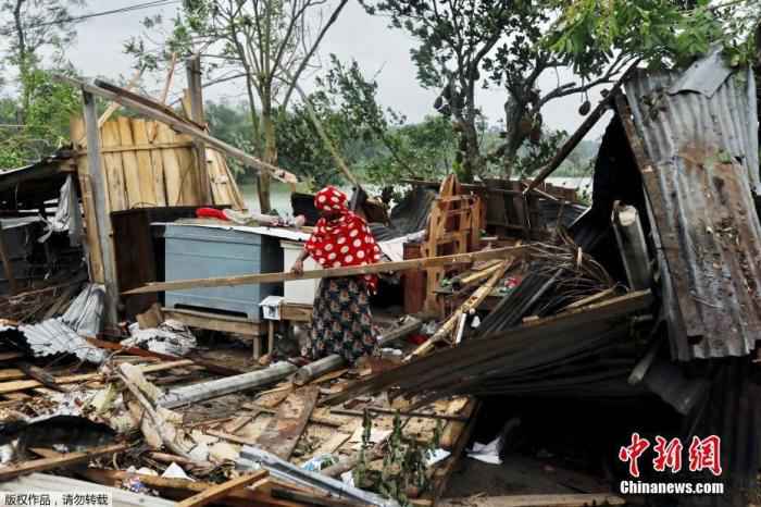 当地时间5月21日,孟加拉国萨特赫拉,一名妇女在清理被气旋风暴“安攀”摧毁的房屋。 气旋风暴“安攀”袭印度和孟加拉国 已致95人死亡
