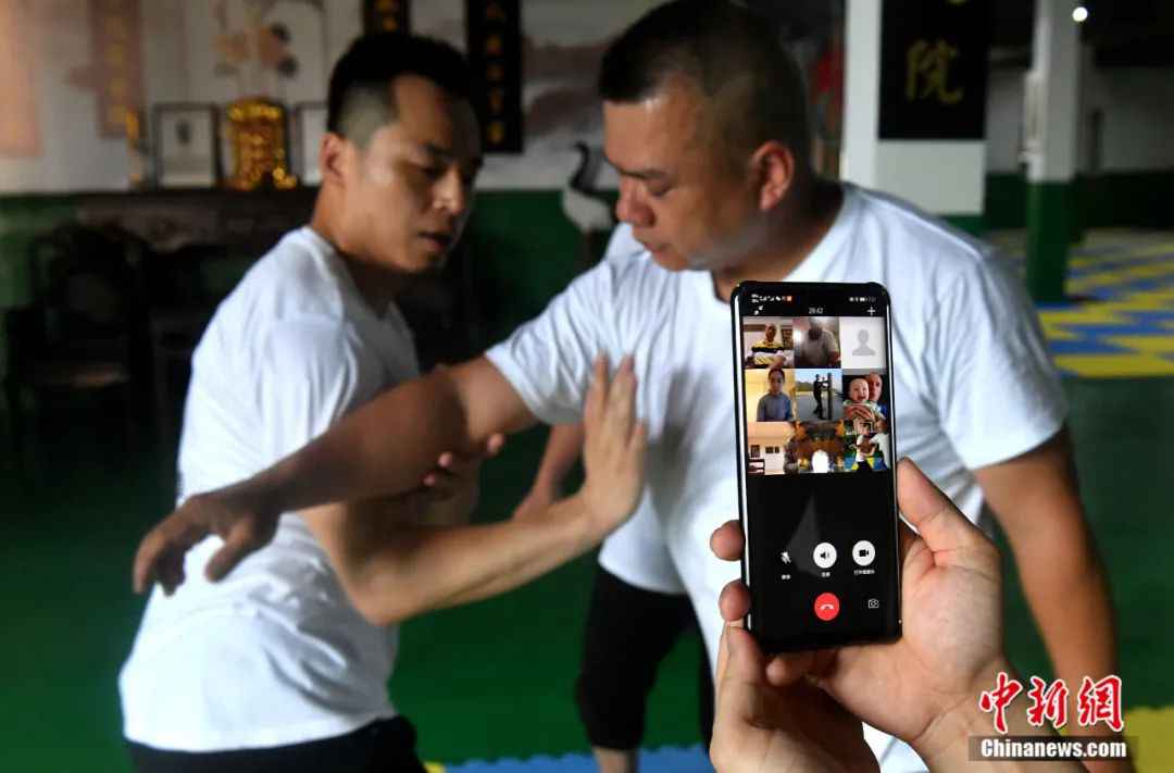 海外粉丝“云上”学鹤拳:疫情也拦不住老外学武术!