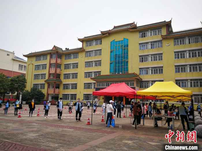 南宁沛鸿民族中学学生返校报到。 何海夷 摄 广西初三高三年级学生开学 抗疫专家给桂林学生上开学第一课